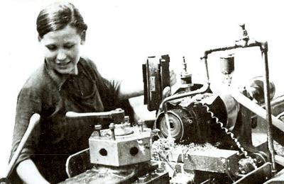A worker on the ZIS production line, at the Lykhachev machine shop